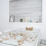Lejlighed Cozy Seaside Escape - Stylish 1-bedroom In By Flat Mаnager