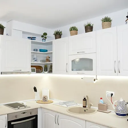 Cozy Seaside Escape - Stylish 1-bedroom In By Flat Mаnager